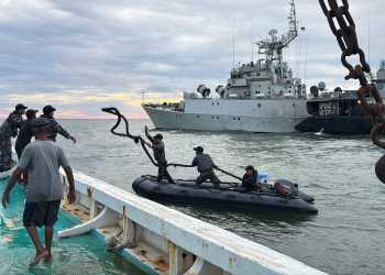 KRI STS-376 Selamatkan KM Berkat Nikmat Ilahi yang Rusak di Laut Kateman