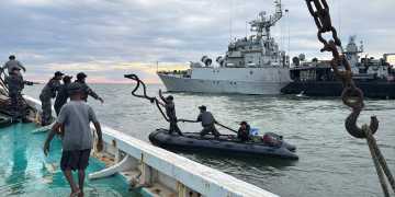 KRI STS-376 Selamatkan KM Berkat Nikmat Ilahi yang Rusak di Laut Kateman
