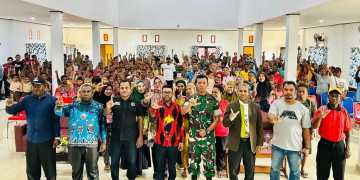 Ketua Komite III DPD RI Salurkan Ratusan Beasiswa di Manokwari Selatan