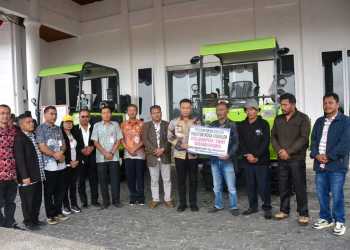 Sentuhan Tehnologi di Humbahas, Bupati Serahkan Bantuan Traktor untuk Kelompok Tani