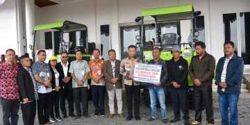 Sentuhan Tehnologi di Humbahas, Bupati Serahkan Bantuan Traktor untuk Kelompok Tani