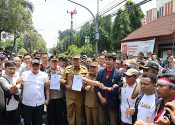 Wali Kota Bekasi Duduk Bersama Massa Aksi, Serap Aspirasi di Tengah Jalan