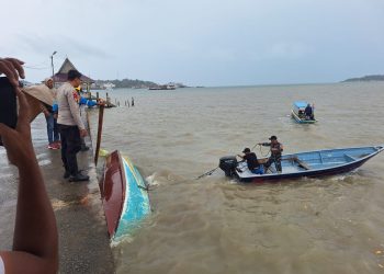 TNI AL Evakuasi Korban Kapal Tenggelam di Perairan Senggarang, Seluruh Penumpang Selamat
