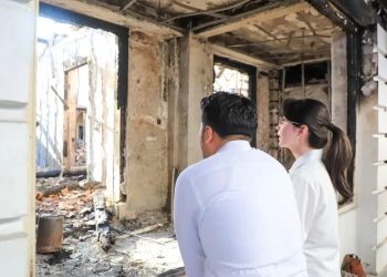 Arumi Bachsin Tegar Dampingi Emil Dardak Tinjau Grahadi yang Terbakar