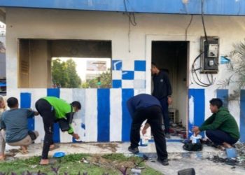 Kasatlantas Polres Surabaya Beri Apresiasi Gotong Royong Warga dan Ojol Bersihkan Pos Polisi yang Dibakar