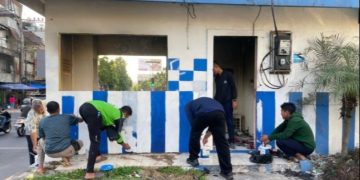 Kasatlantas Polres Surabaya Beri Apresiasi Gotong Royong Warga dan Ojol Bersihkan Pos Polisi yang Dibakar