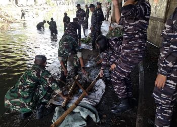 Hari Ke-4 Pasca Banjir, TNI AL Komitmen Terus Bantu Warga dan Sisir Sungai Cari Korban Hilang