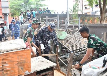 TNI AL dan Saka Bahari Bantu Masyarakat Korban Banjir Bali