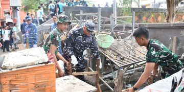 TNI AL dan Saka Bahari Bantu Masyarakat Korban Banjir Bali