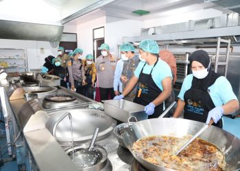 Kapolda Kepri Bersama Ketua Ombudsman RI Tinjau Dapur SPPG Polda Kepri