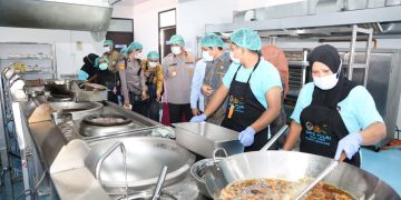 Kapolda Kepri Bersama Ketua Ombudsman RI Tinjau Dapur SPPG Polda Kepri