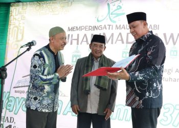 Wali Kota Bekasi Serahkan IMB Yayasan Al Hikmah, Pastikan Gratis, Mudah, dan Berikan Dukungan Pembangunan Wilayah