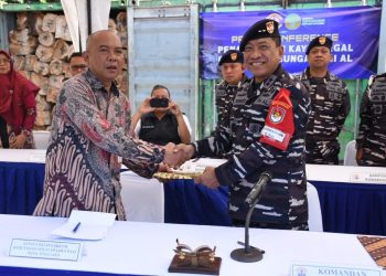 TNI AL Gagalkan Upaya Penyelundupan Kayu Bernilai Ratusan Juta Rupiah di Tanjung Perak Surabaya