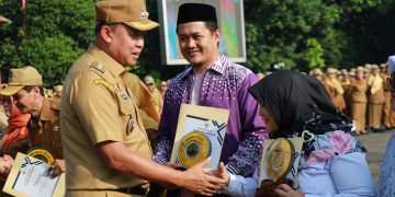 Pemerintah Kota Bekasi Serahkan Penghargaan Sekolah Adiwiyata Tahun 2025