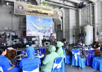 Wujud Kepedulian Terhadap Masyarakat di Kotabaru, TNI AL Gelar Bakti Sosial dan Kesehatan Serta Open Ship di Atas KRI Teluk Ende-517