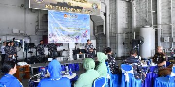 Wujud Kepedulian Terhadap Masyarakat di Kotabaru, TNI AL Gelar Bakti Sosial dan Kesehatan Serta Open Ship di Atas KRI Teluk Ende-517