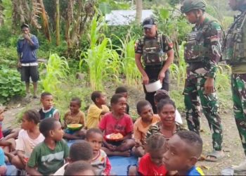 TNI Gelar Makan Bersama dengan Masyarakat di Yahukimo Papua