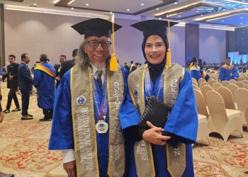 Unik, Wisuda Doktoral Unitomo Diikuti Pasangan Tokoh Nasional Rinto Harno – Putri Hasibuan