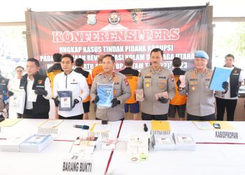 Kapolda Kepri Konferensi Pers Pengungkapan Kasus Tindak Pidana Korupsi Proyek Revitalisasi Dermaga Mengakibatkan Kerugian Negara Sebesar Rp30,6 Miliar