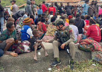 Aparat Keamanan Berbagi Keceriaan dengan Masyarakat di HUT Paniai