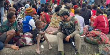 Aparat Keamanan Berbagi Keceriaan dengan Masyarakat di HUT Paniai