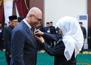 Ketua Umum PWI Pusat Akhmad Munir Terima Lencana Kehormatan “Jer Basuki Mawa Beya” dari Gubernur Jatim