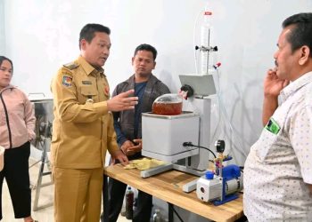 Dukungan Penuh ! Bupati Humbahas Tinjau Langsung Produksi Parfum Kemenyan UMKM di PLUT