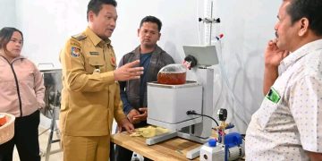 Dukungan Penuh ! Bupati Humbahas Tinjau Langsung Produksi Parfum Kemenyan UMKM di PLUT