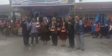 Asisten III Bupati Humbahas,  Kadis Pendidikan, dan Ketua MKKS Serahkan Piala Olimpiade E-MIPA di UPT SMP 001 Pasar Doloksanggul