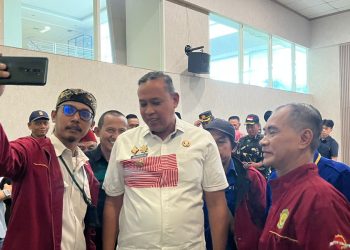 Tri Adhianto Temui Massa Aksi, Tegaskan Kebijakan UMK Harus Pertimbangkan Aspek Ekonomi Secara Menyeluruh