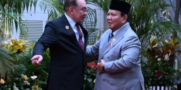 Prabowo Disambut Hangat PM Anwar Ibrahim di Pembukaan KTT ke-47 ASEAN