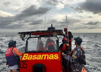 Sinergi TNI AL dan Tim SAR Selamatkan Nelayan Nyaris Tenggelam Di Nusa Penida