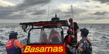 Sinergi TNI AL dan Tim SAR Selamatkan Nelayan Nyaris Tenggelam Di Nusa Penida