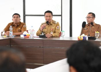 Bupati Humbang Hasundutan yang didampingi PLT kadis Sosial dan Sekda Serahkan Bantuan Sosial Bimbingan Sosial dan UEP