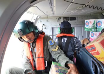 Helikopter Hs-1311 TNI AL Distribusi Bantuan Kemanusiaan di Wilayah Sibolga