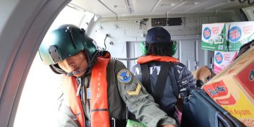 Helikopter Hs-1311 TNI AL Distribusi Bantuan Kemanusiaan di Wilayah Sibolga