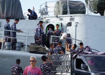 KRI Sultan Thaha Syaifuddin-376 Tuntaskan Debarkasi Bantuan Logistik di Wilayah Lhokseumawe