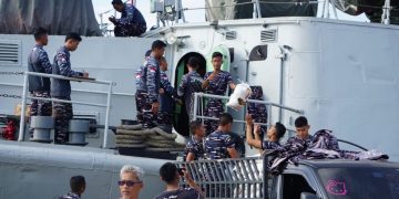 KRI Sultan Thaha Syaifuddin-376 Tuntaskan Debarkasi Bantuan Logistik di Wilayah Lhokseumawe