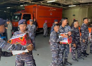 Tiba di Padang, KRI Semarang-594 Debarkasi Bantuan Kemanusiaan Bagi Masyarakat Terdampak Bencana