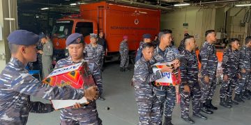 Tiba di Padang, KRI Semarang-594 Debarkasi Bantuan Kemanusiaan Bagi Masyarakat Terdampak Bencana