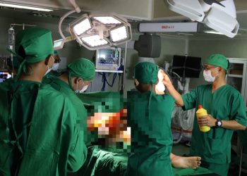 TNI AL KRI RJW-992 Laksanakan Pelayanan Kesehatan Bagi Korban Bencana Alam di Sibolga