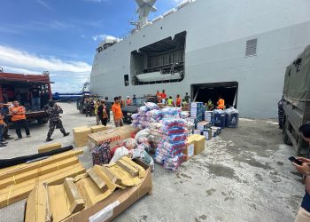 KRI Semarang-594 Tiba di Nias, Bantuan Didistribusi TNI AL Melalui Udara