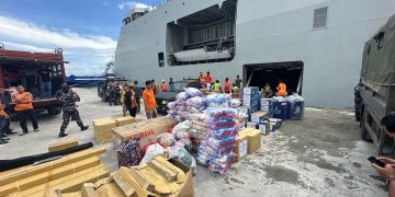 KRI Semarang-594 Tiba di Nias, Bantuan Didistribusi TNI AL Melalui Udara