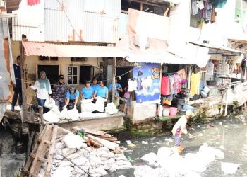 Peduli Lingkungan, Prajurit Korps Wanita TNI AL Laksanakan Aksi Pembersihan Anak Kali Krukut