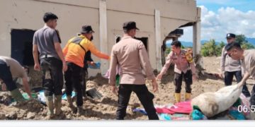 Polres Humbahas Terus Lakukan Pencarian Korban dan Pembersihan Material Longsor di Desa Panggugunan