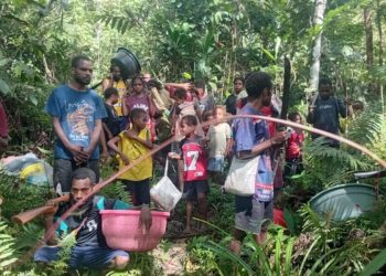 Ketua Komite III DPD RI Salurkan Sembako ke Pengungsi Moskona Bintuni