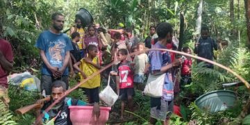 Ketua Komite III DPD RI Salurkan Sembako ke Pengungsi Moskona Bintuni