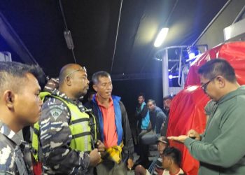 Tiba di Aceh, KRI SSA-378 TNI AL Debarkasi Bantuan Bagi Masyarakat Terdampak Bencana