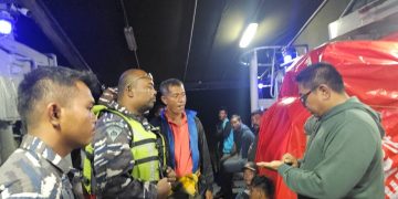 Tiba di Aceh, KRI SSA-378 TNI AL Debarkasi Bantuan Bagi Masyarakat Terdampak Bencana