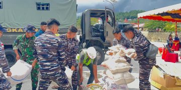Tiba di Nias, KRI Semarang-594 Salurkan Bantuan Kemanusiaan Kepada Korban Terdampak Banjir